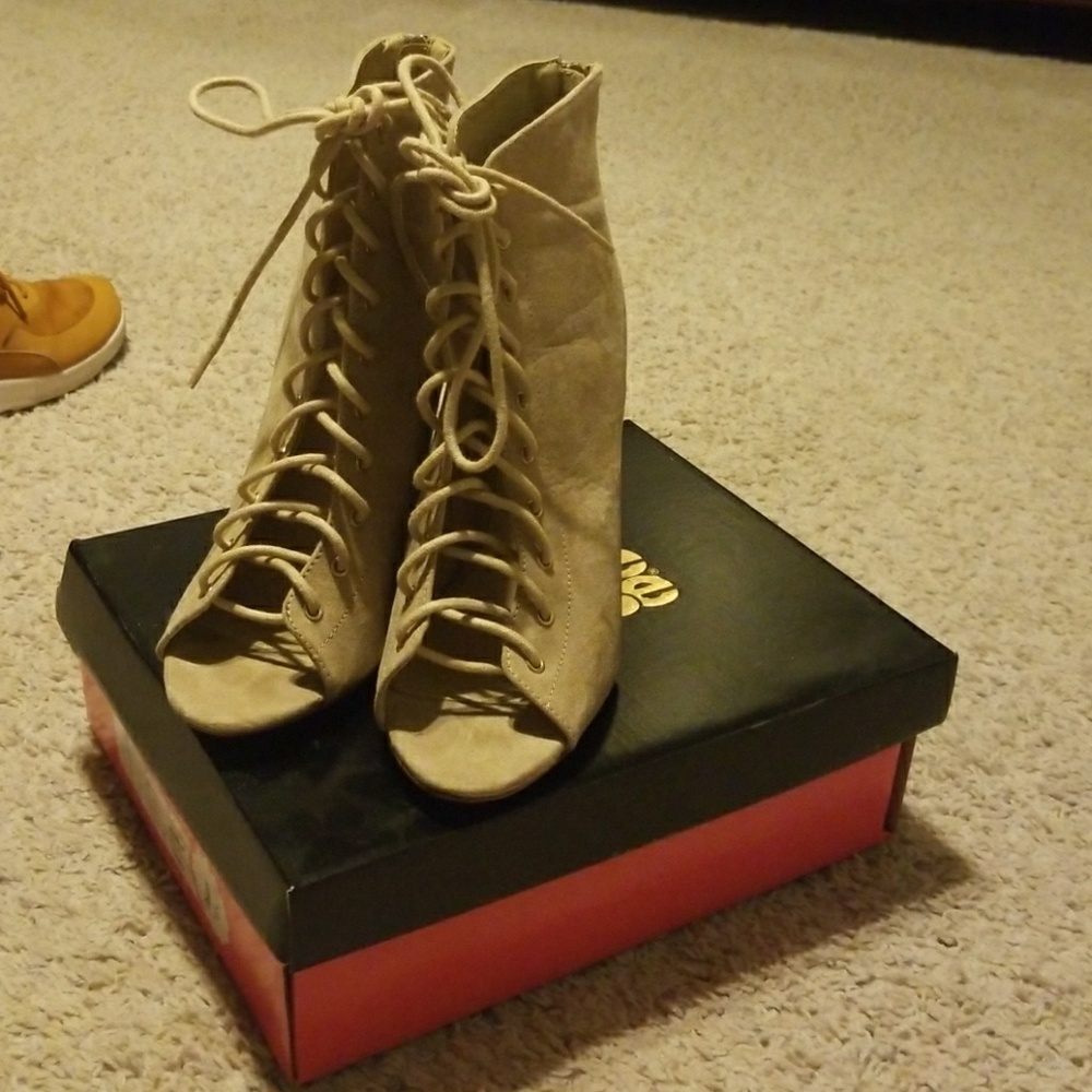 Heel - Picture 2 of 3